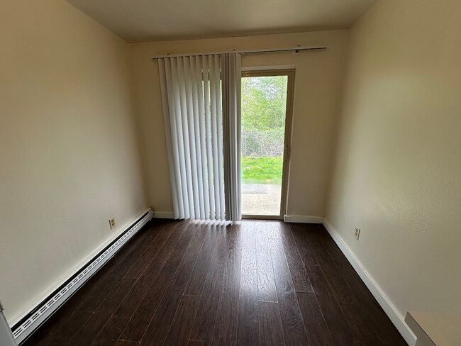 Building Photo - Newly remodeled - 1 bedroom apartment in P...