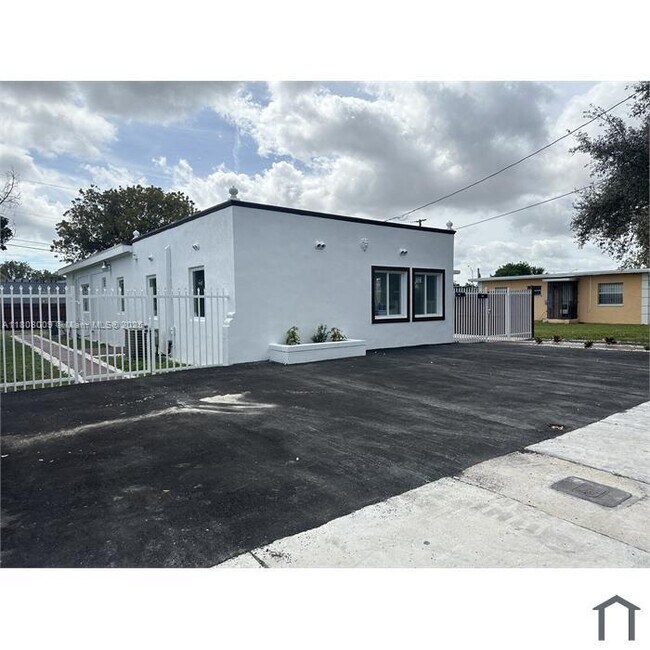 Building Photo - 1136 NW 55th St