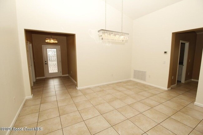 Building Photo - 535 Trymore Dr SE