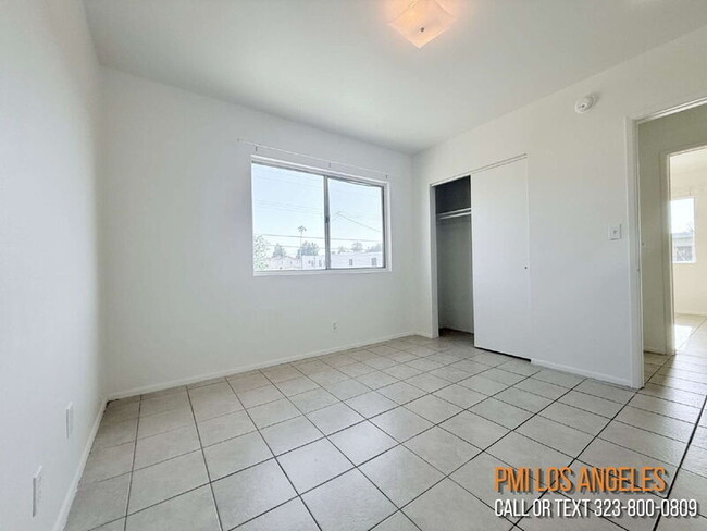 Building Photo - 943 W 68th St