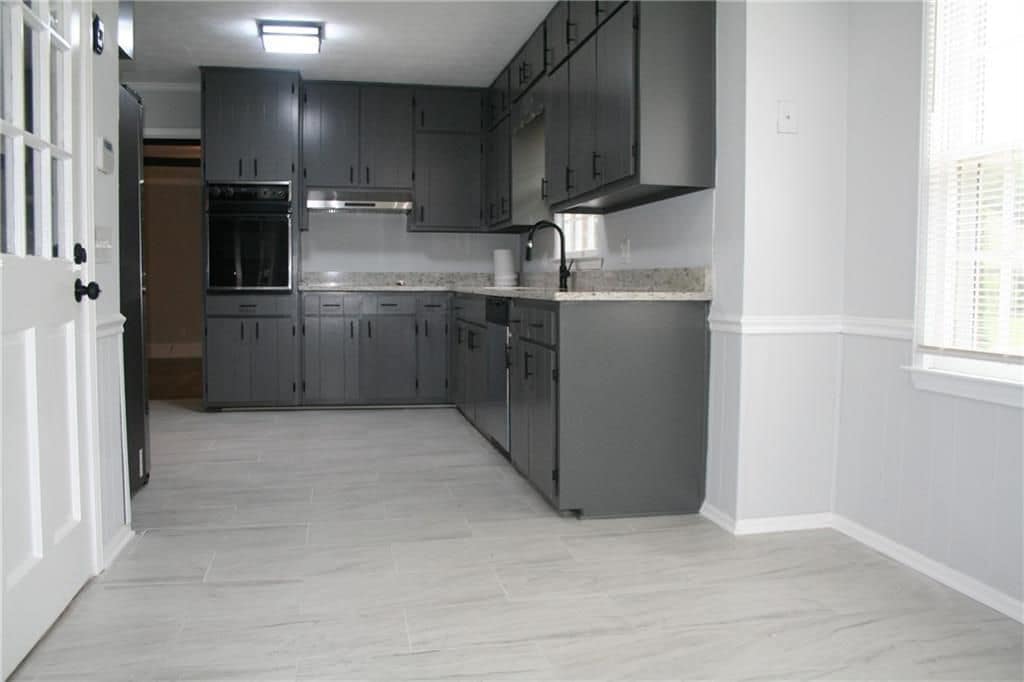 Building Photo - 2075 Pinewood Dr