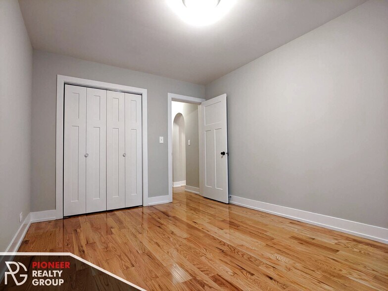 Building Photo - 429 W Roscoe St