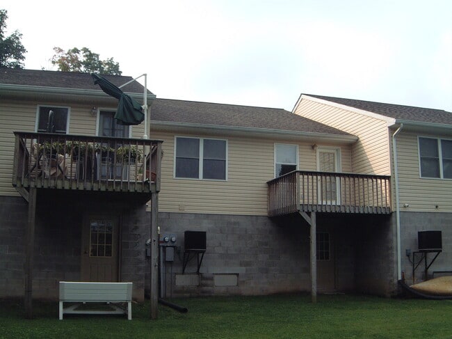 Building Photo - 15 Bruner St