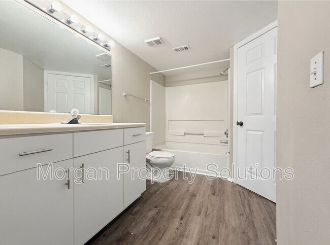 Building Photo - 5112 Park Central Dr