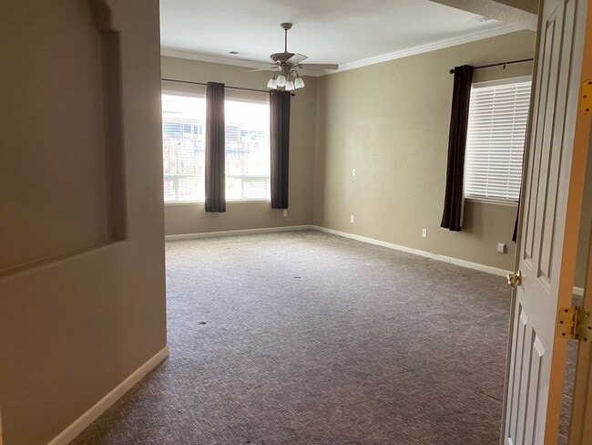 Building Photo - Huge 4 Bed 2 Bath + Den Golf Course Hom...