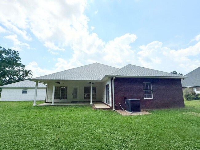 Building Photo - Custom Home On 1.78 Acre Lot