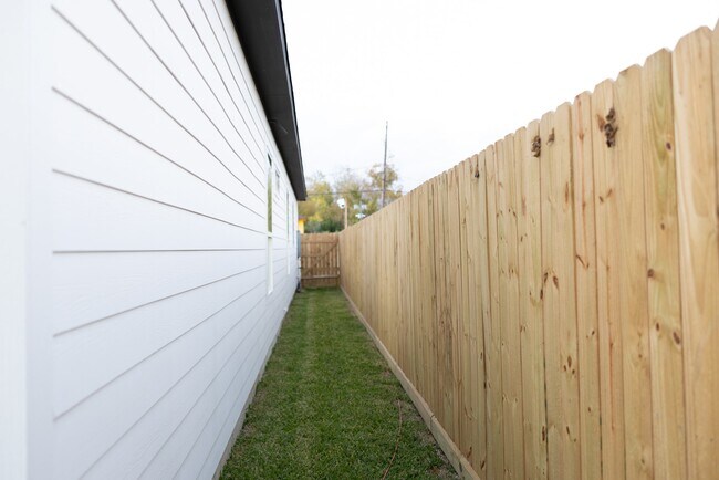 Building Photo - 3909 Maggie St