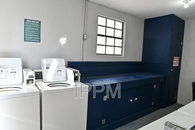 Building Photo - 1141 W Acacia Ave