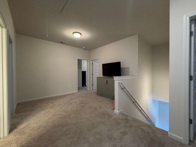 Building Photo - Large 5/3 House in Longbrook Subdivision- $2,495