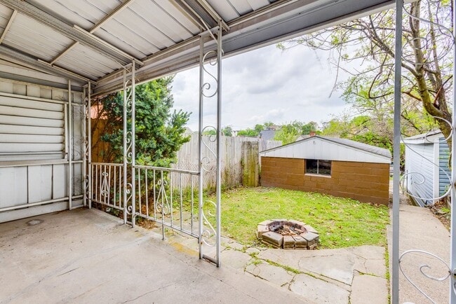 Building Photo - 236 Plymouth St