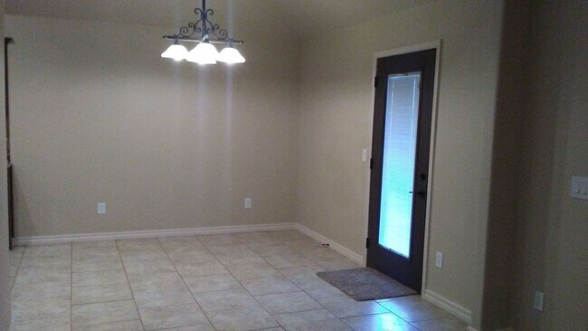 Building Photo - 3 bedroom home in Moore (OKC).