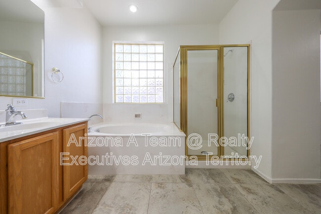 Building Photo - 352 S Vía De Los Rosales