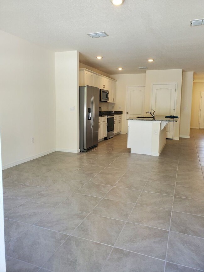 Building Photo - Large Port Orange 3/2.5 townhome!