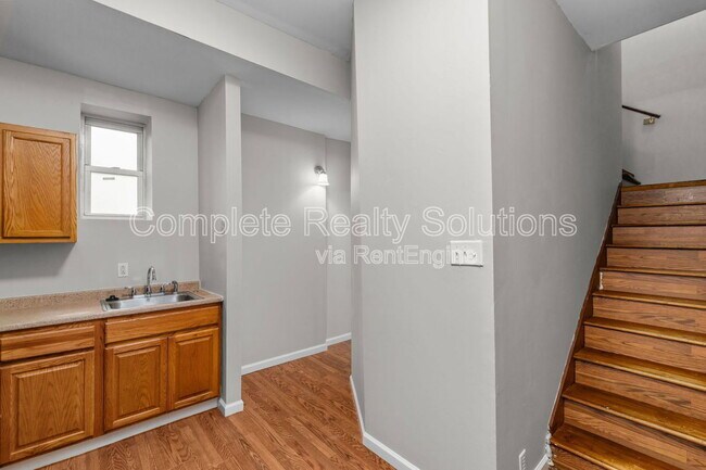 Building Photo - 3021 Iowa Ave