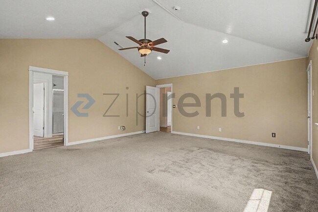 Building Photo - 132 NE 63rd Ave