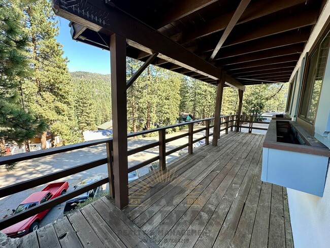 Building Photo - 3 Bedroom Home near Diamond Peak! Allows a...