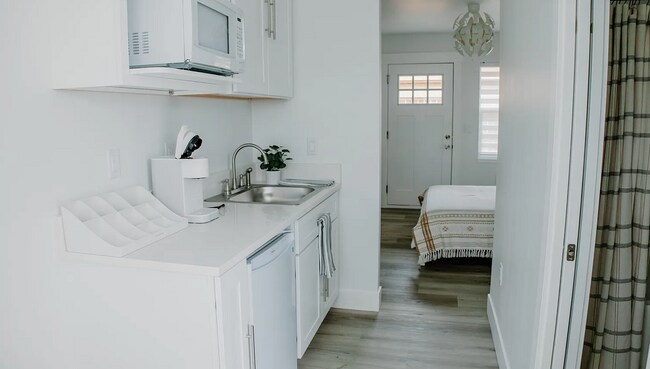 Building Photo - Fully Furnished Studio Apartment!