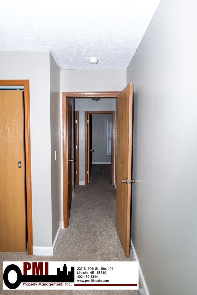 Building Photo - 3 Bedroom and 1.5 bathroom Duplex for rent