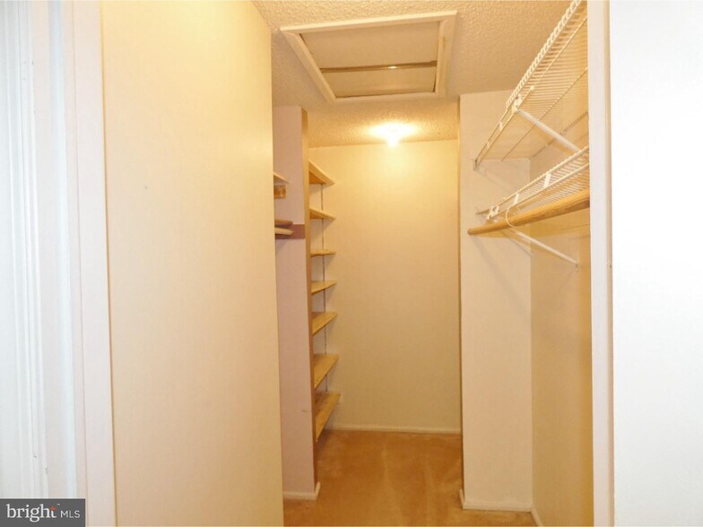 Building Photo - 12 Holly Ct