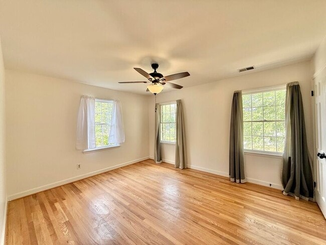 Building Photo - 5017 Sandlewood Dr