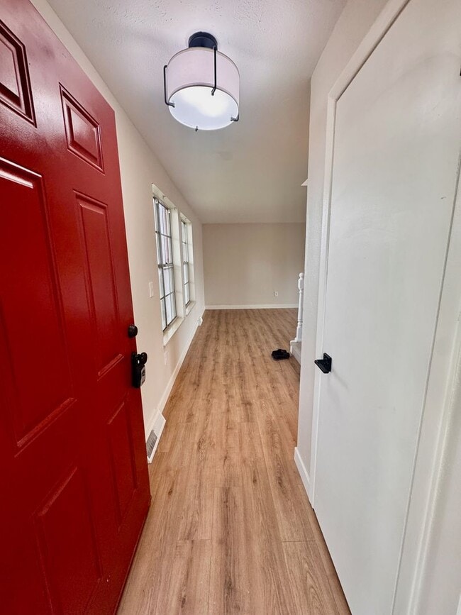 Building Photo - Beautifully Renovated Townhome in Coumbine...