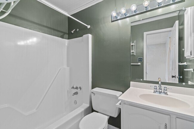 Building Photo - 904 Scarlet Oak Ct N