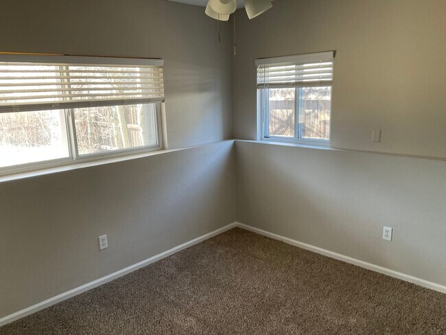 Building Photo - 2850 Leoti Dr