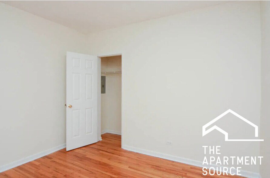 Building Photo - 923 W Dickens Ave