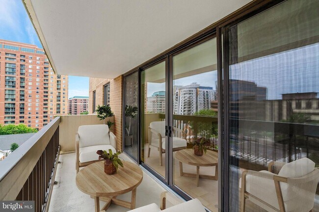 Building Photo - 3800 Fairfax Dr