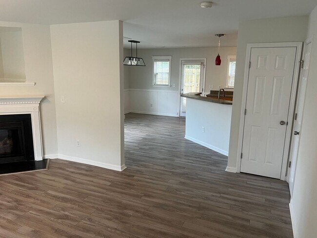 Building Photo - **Quaint 4/2.5 in Raleigh**
