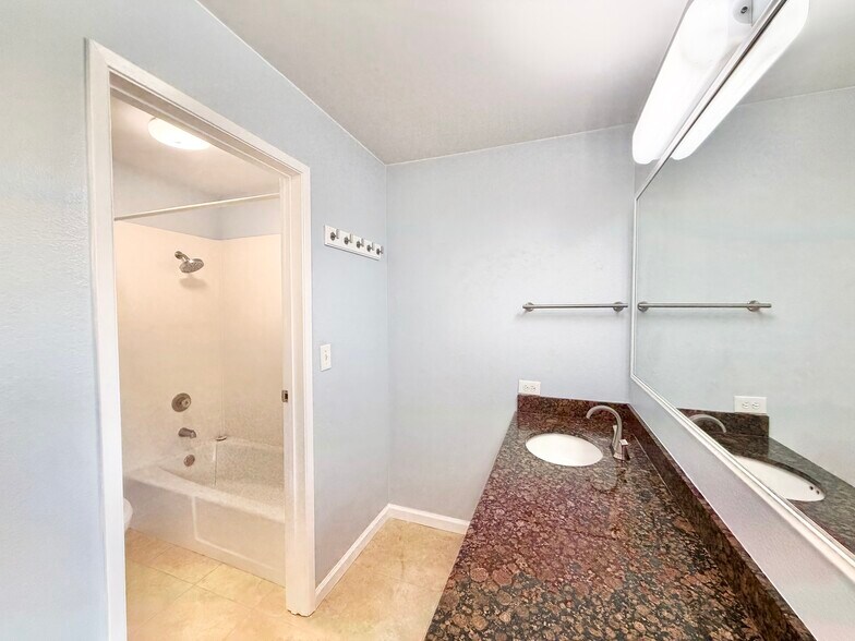 Building Photo - 3741 Kanaina Ave