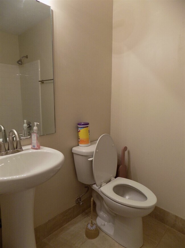 Building Photo - 806 Jamestown Ct