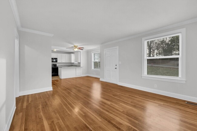 Building Photo - Conveniently Located off Memorial Dr! Lovely 2 Bed 1 Bath Home!