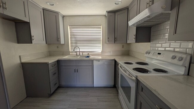 Building Photo - Cute two bedroom condo