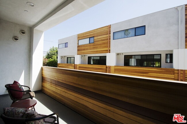 Building Photo - 860 S Wilton Pl