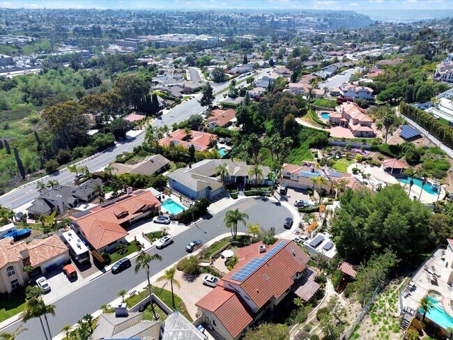 Building Photo - Luxurious home available immediately.