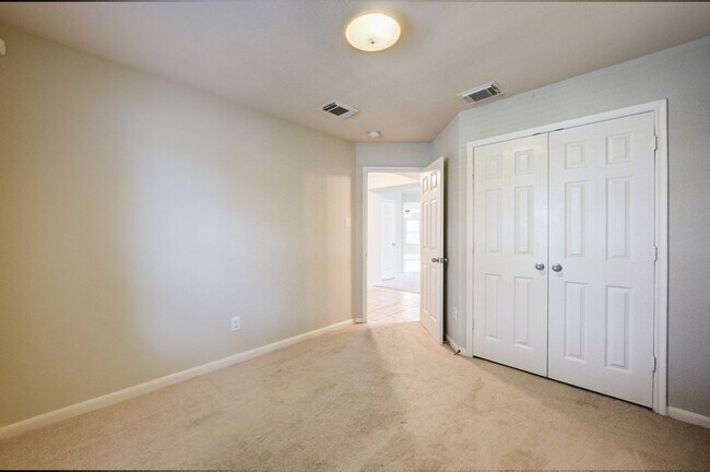 Building Photo - 4 Bed 3 Bath Home in Heritage Park!