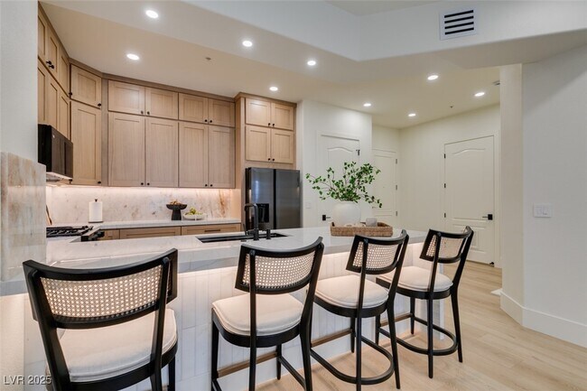 Building Photo - 32 E Serene Ave