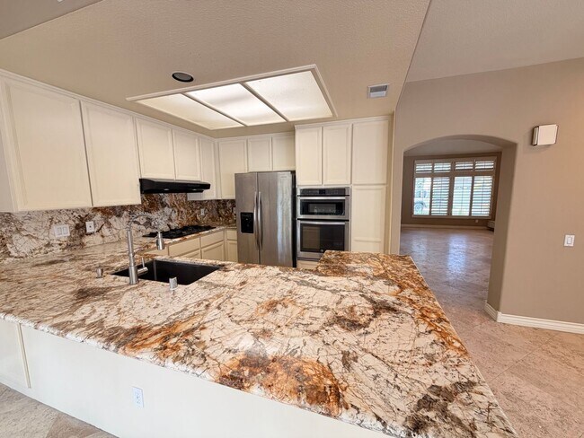 Building Photo - Beautiful 3 Bedroom, 2.5 Bathroom Newport ...