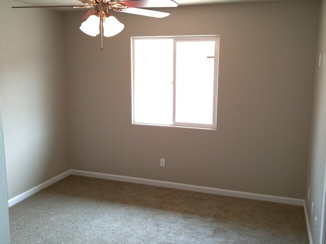 Building Photo - South Redding Home