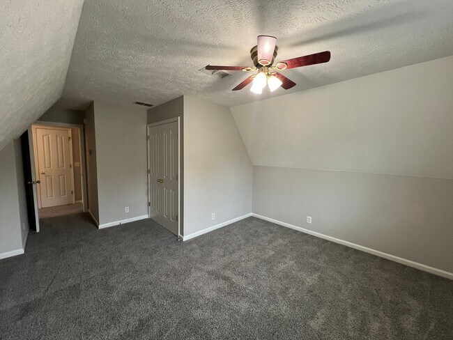 Building Photo - Spacious 4 Bedroom 2.5 Bath Available Now!