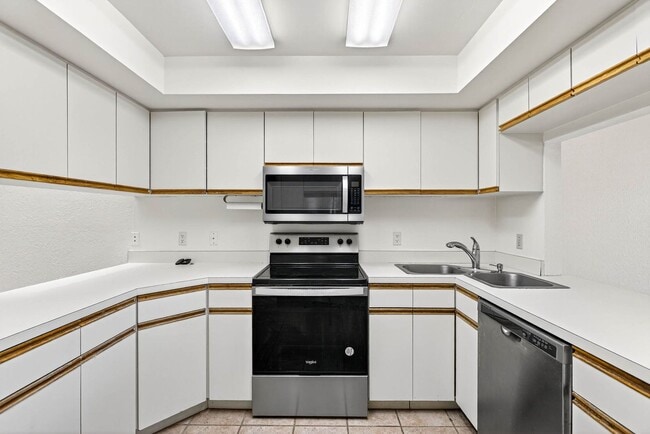 Building Photo - 1,961SF Condo | 3 Bedrooms & 2.5 Bathrooms...
