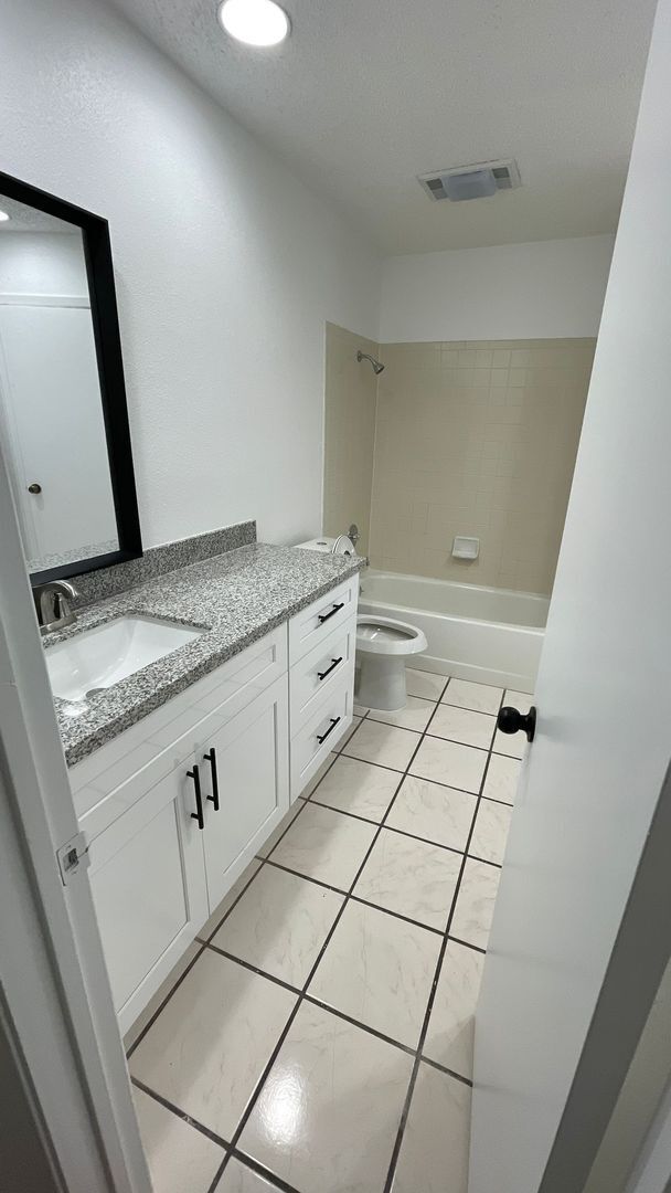 Building Photo - Large 2/2 duplex with a 2 car garage