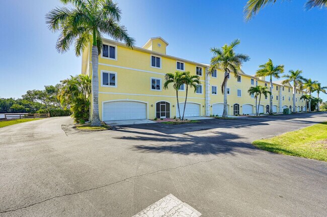 Building Photo - 304 S Copeland Ave