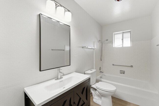Building Photo - Spacious 3 Bed in Dreamland Villa | Corner Lot + Circular Drive