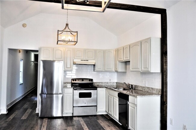 Building Photo - Awesome Three Bedroom One Bath Home - Downtown Charleston - Excellent Location!