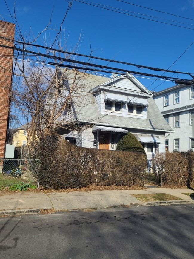 Building Photo - 443 Main St