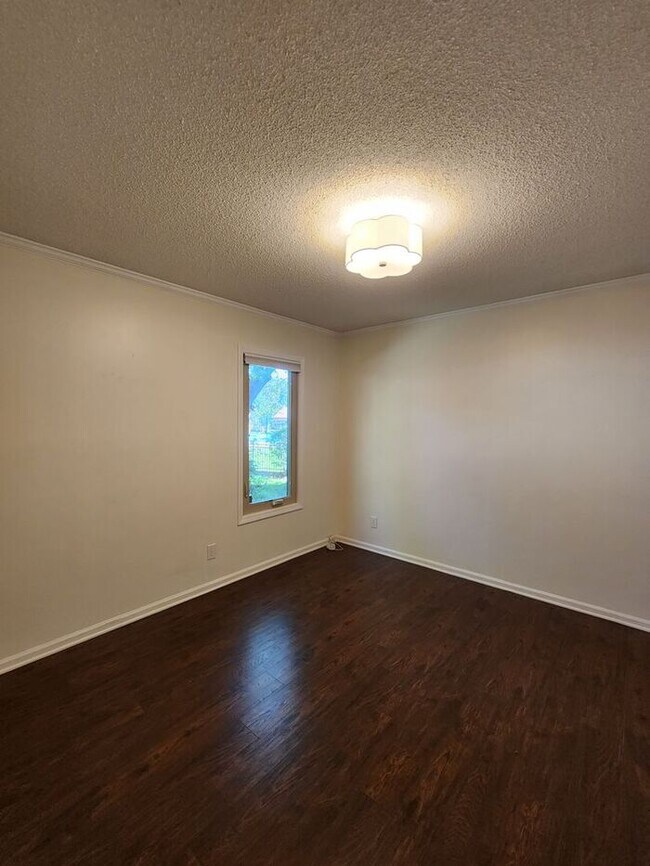 Building Photo - Asheville Racquet Club Rental!