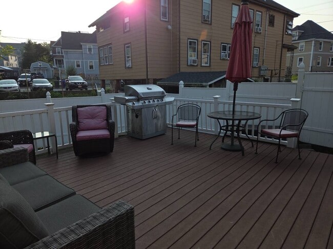 Building Photo - 2-22 Pearl St