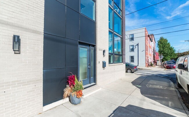 Building Photo - Three Bed Olde Kensington Home